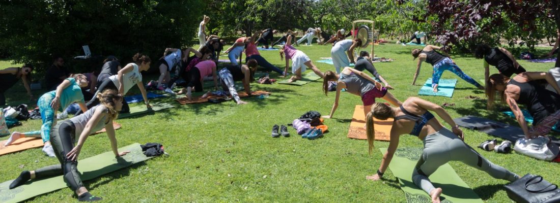 Yoga por los Caminos del Vino culminó su primer ciclo y donó 50.000 pesos a FundaFem